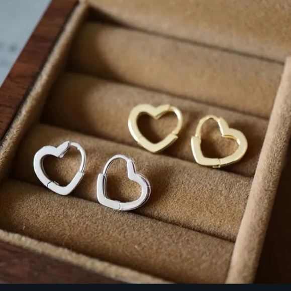 💛💛NEW💛💛SO CUTE!! Heart Huggie Hoop Earrings in GOLD Plating 💛💛 - Picture 4 of 16